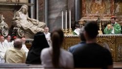 Účastníci synody při ranní mši ve Vatikánské bazilice