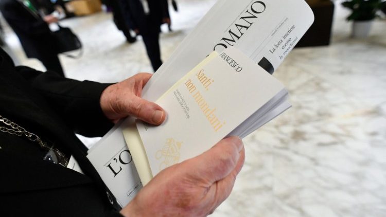 En kirke af “helgener, ikke verdslige mennesker” - to refleksioner af pave Frans  