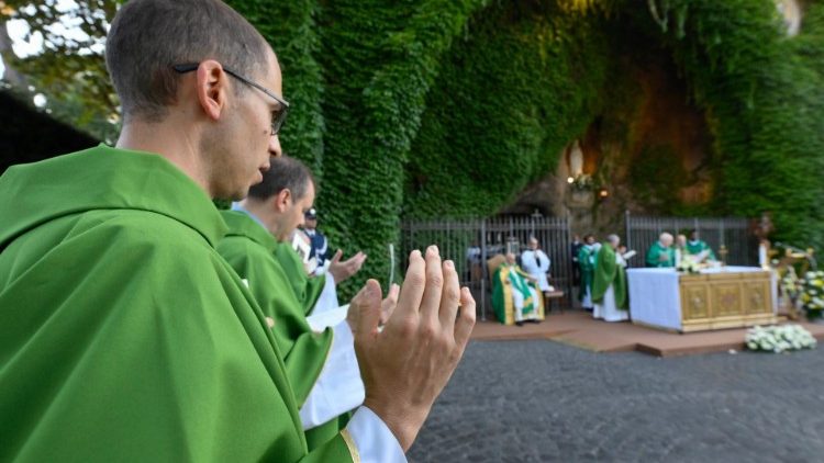 Misa mbele ya Groto ya  Lourdes katika Bustani za Vatican