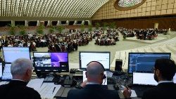 Po savaitgalio pertraukos spalio 9 dieną Sinodo dalyviai vėl susirinko Pauliaus VI salėje