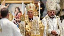 പാത്രിയാർക്കീസ് അബ്സി (മധ്യത്തിൽ ഇടത്) ബൈസന്റൈൻ ആചാരപരമായ കുർബാനയ്ക്ക് നേതൃത്വം നൽകുന്നു.