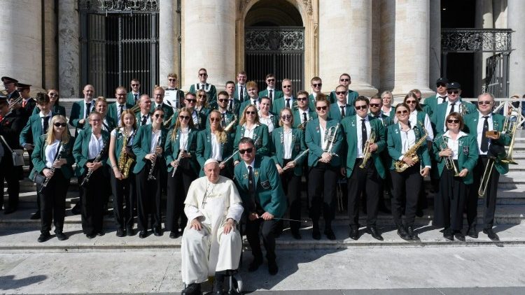 Papa na makundi yaliyofika katika katekesi