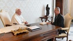 ഫ്രാൻസിസ് പാപ്പായും "ചിവിൽത്ത കത്തോലിക്ക" മാസികയുടെ ഡയറക്ടർ ഫാ. നൂഞ്ഞോ ദാ സിൽവ ഗൊൺസാൽവേസും - ഫയൽ ചിത്രം