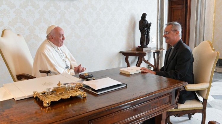 ഫ്രാൻസിസ് പാപ്പായും "ചിവിൽത്ത കത്തോലിക്ക" മാസികയുടെ ഡയറക്ടർ ഫാ. നൂഞ്ഞോ ദാ സിൽവ ഗൊൺസാൽവേസും - ഫയൽ ചിത്രം