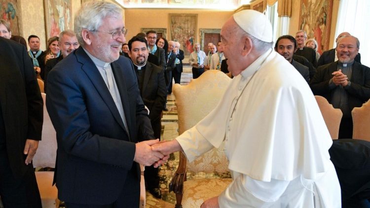 Le Pape saluant les Scalabriniens le 14 octobre 