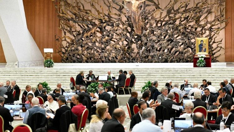 Udeleženci sinode v ponedeljek, 16. oktobra, dopoldne v dvorani Pavla VI.