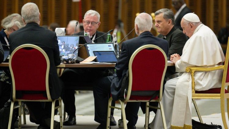 Падчас працы Сінода (кардынал Жан-Клод Олерыш - у цэнтры)