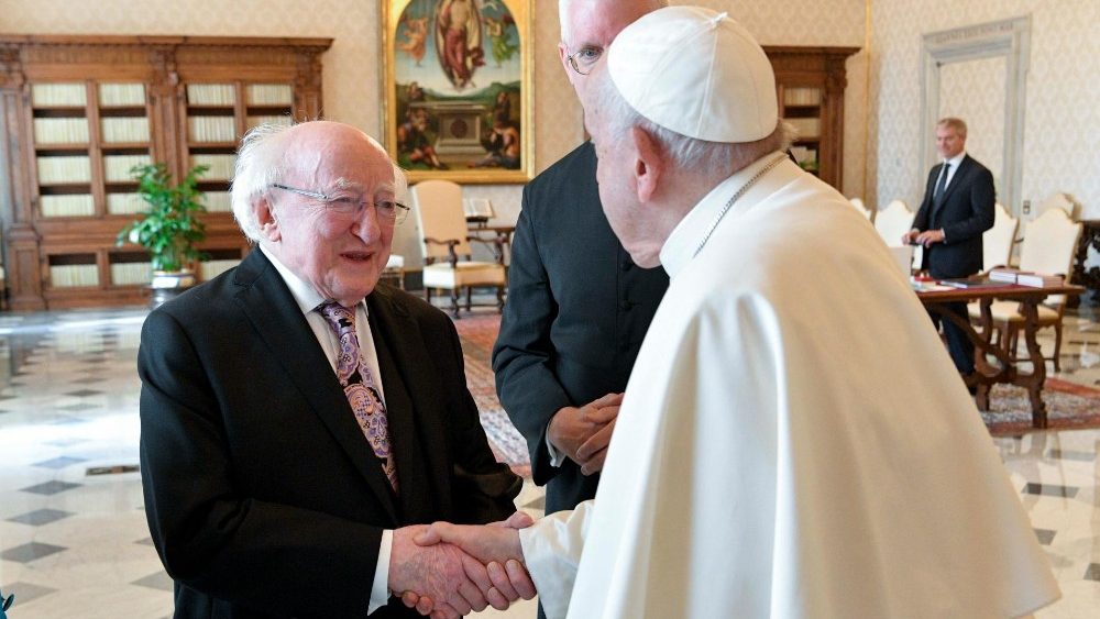 Le président irlandais, Michael Higgins, en audience au Vatican, le 19 octobre 2023. 