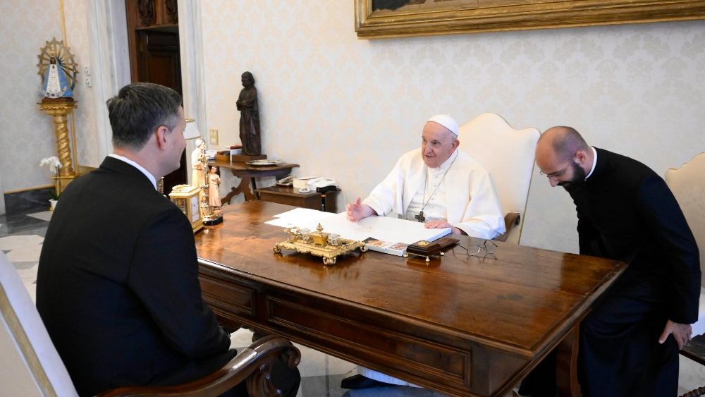 Sr. Denis Becirovic com o Papa Francisco, na presença de tradutor