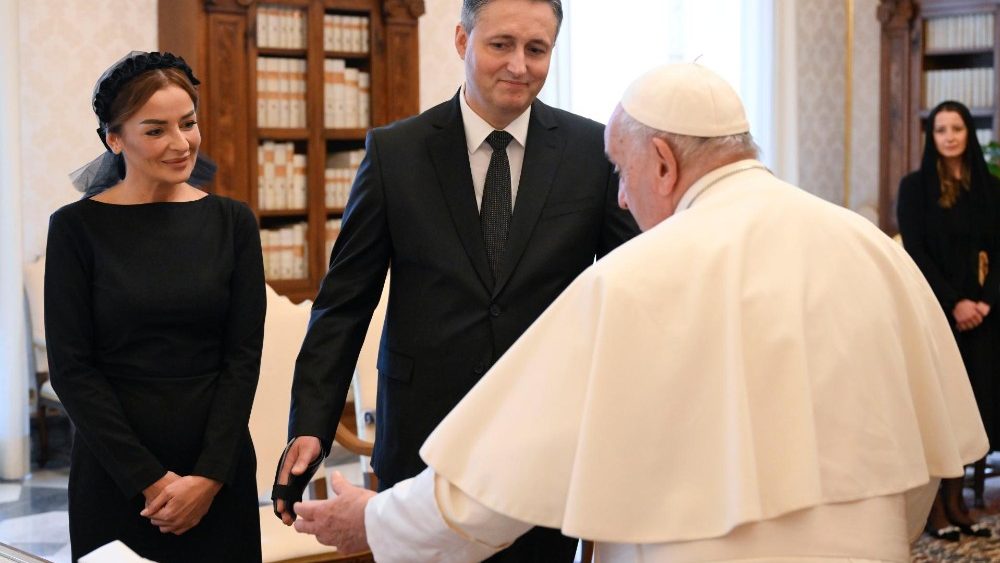 Sr. Denis Becirovic  e esposa com o Papa Francisco
