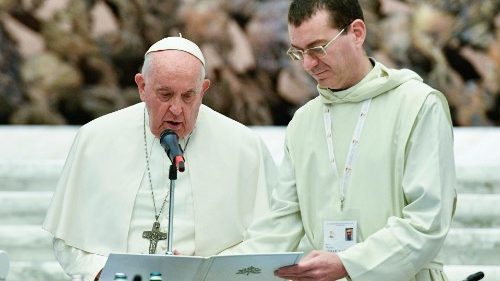 Papež na synodě: Žena zrcadlí církev, klerikalismus je metla, Boží lid je neomylný