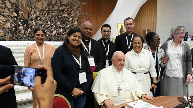 À procura de uma Igreja sinodal missionária ...