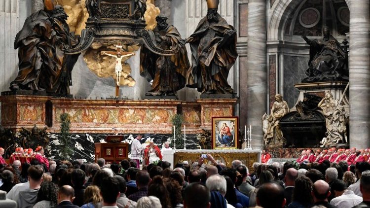 Der Kathedra-Altar im Petersdom, an dem die Messe gefeiert wurde