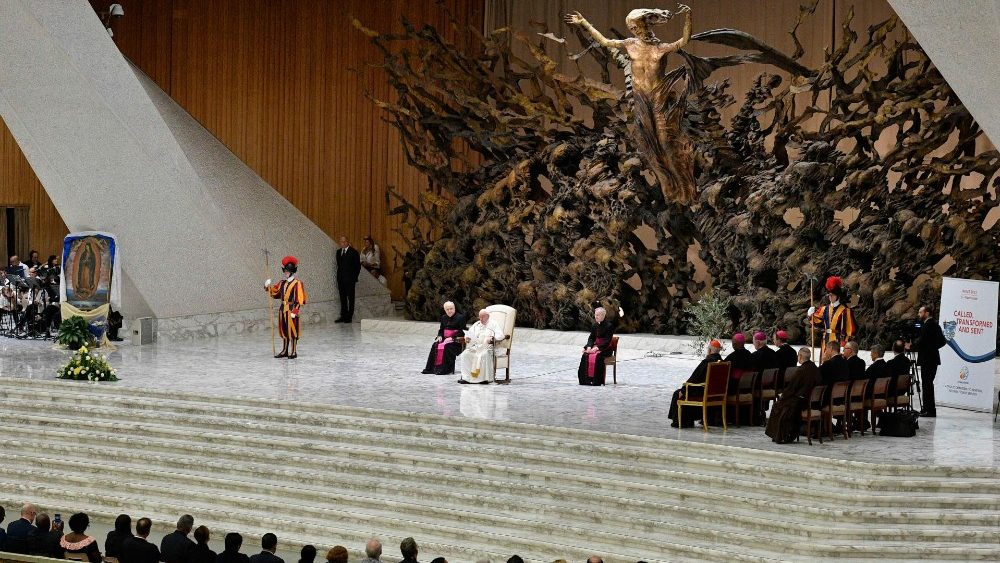 O Papa Francisco durante o encontro com o CHARIS, Serviço Internacional da Renovação Carismática Católica
