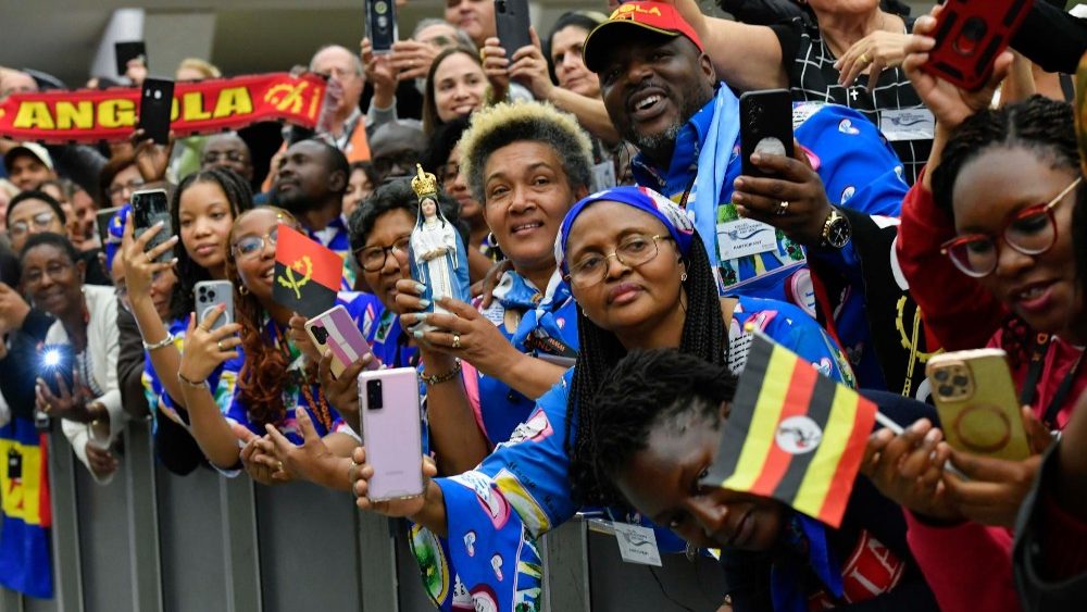 Participantes do encontro do CHARIS. na Sala Paulo VI