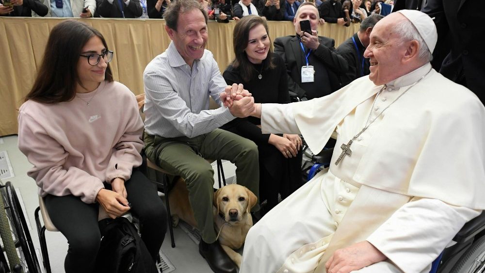 O Papa Francisco durante o encontro com o CHARIS, Serviço Internacional da Renovação Carismática Católica