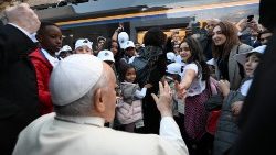 Na estação do Vaticano, Francisco saúda os pequenos viajantes no Trem Rock, após o evento "As crianças encontram o Papa"