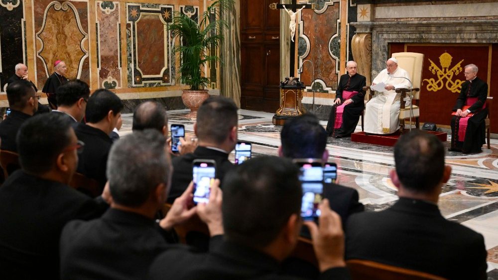 Папа падчас аўдыенцыі з іспанамоўнымі святарамі з ЗША
