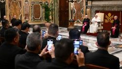 "Entreguem-se ao Senhor, Ele só pede fidelidade e constância, com a certeza de que completará a obra e fará com que seus esforços produzam frutos." Papa Francisco