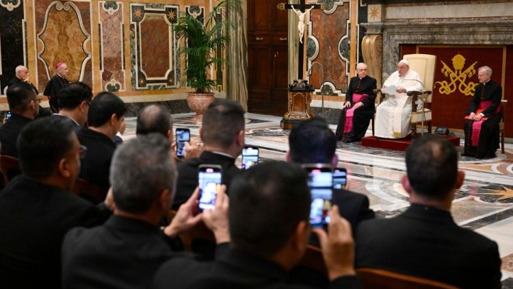 "Entreguem-se ao Senhor, Ele só pede fidelidade e constância, com a certeza de que completará a obra e fará com que seus esforços produzam frutos." Papa Francisco