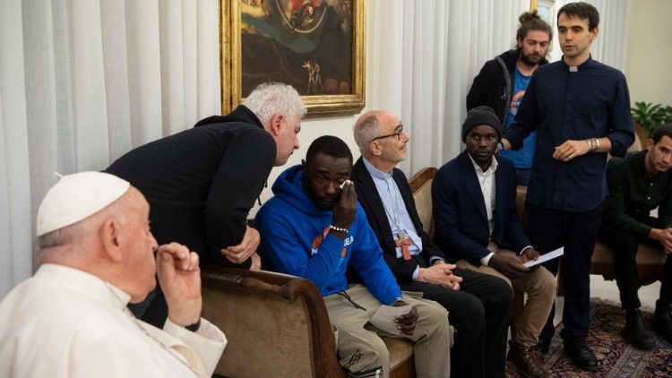 Pope Francis met with several migrants accompanied by Cardinal Michael Czerny (C), on November 17, 2023