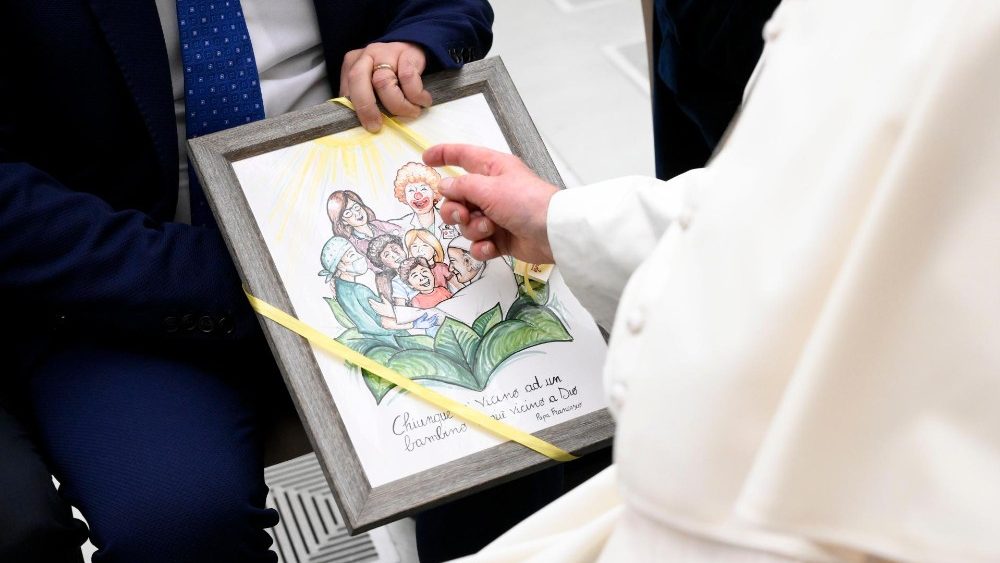 Papa com membros da Associação de Otorrinolaringologistas e Médicos Pediátricos