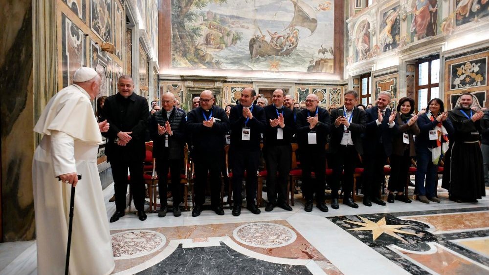 Participantes do encontro promovido pela Conferência Episcopal Italiana para a Proteção de Menores e Pessoas Vulneráveis