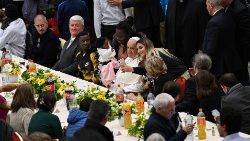 Папа падчас абеду салідарнасці з беднымі. Ілюстрацыйнае фота