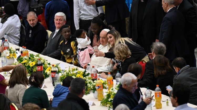 Папа падчас абеду салідарнасці з беднымі. Ілюстрацыйнае фота