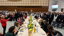 El Papa en el almuerzo con personas necesitadas en la Jornada Mundial de los Pobres (19 de noviembre de 2023)