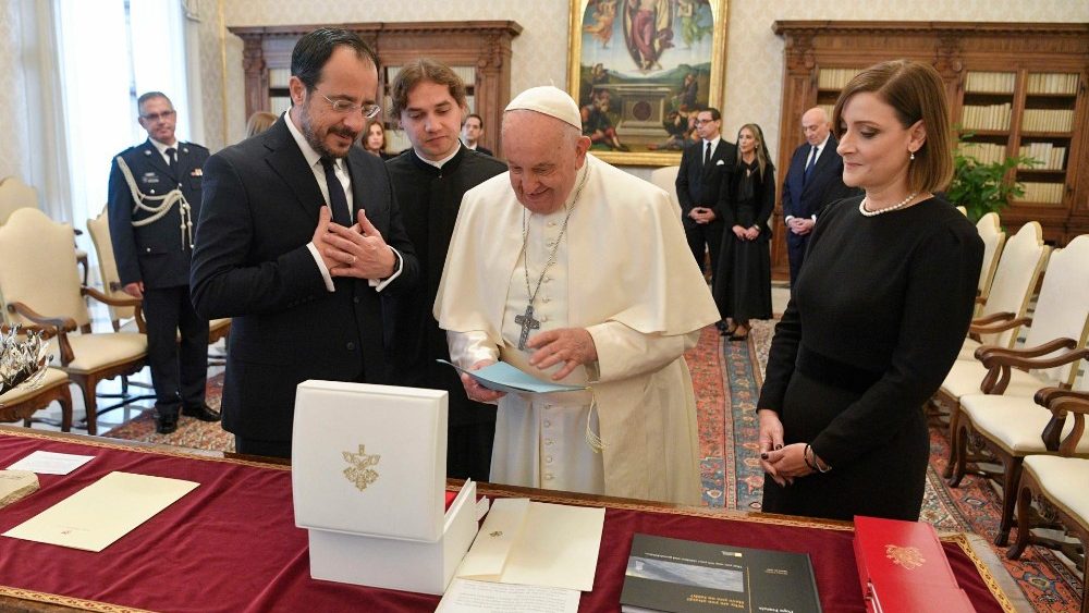 Le Pape a reçu le président chypriote Nikos Christodoulides, dans la bibliothèque du Palais apostolique, le 24 novembre 2023.