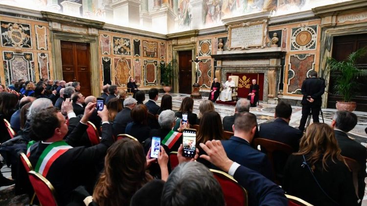 Papa com representantes das populações do centro da Itália atingidas pelo terremoto de 2016-2017 (Vatican Media)