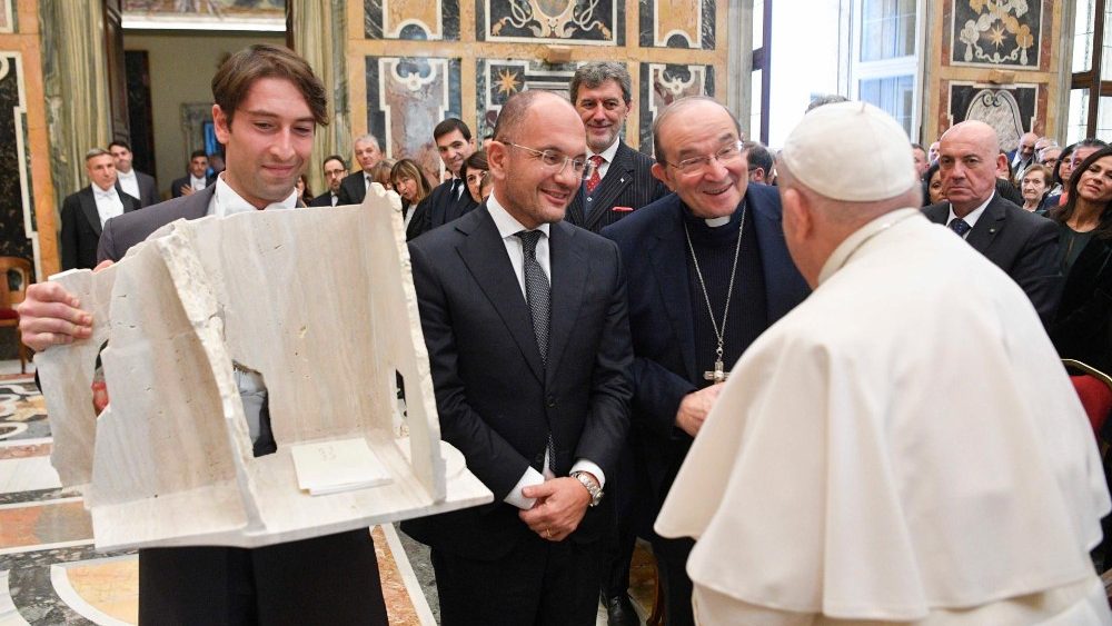 Papa com representantes das populações do centro da Itália atingidas pelo terremoto de 2016-2017 (Vatican Media)