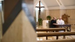 Papež František a mons. Braida v kapli Domu svaté Marty