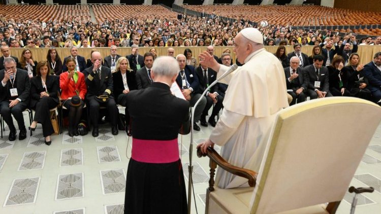 Papež František při setkání se členy výboru a nadace Světových dnů mládeže Lisabon 2023