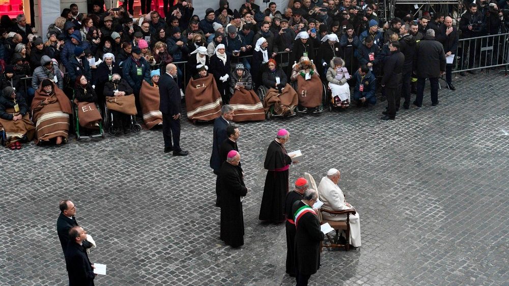 O Papa Francisco durante o Ato de veneração à Imaculada na Praça de Espanha, centro de Roma (Vatican Media)