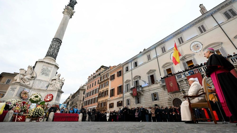 O Papa Francisco durante o Ato de veneração à Imaculada na Praça de Espanha, centro de Roma (Vatican Media)