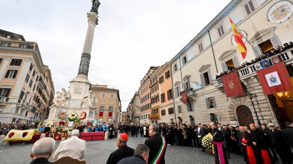 O Papa Francisco durante o Ato de veneração à Imaculada na Praça de Espanha, centro de Roma (Vatican Media)