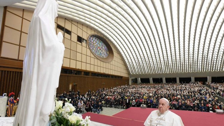 Francisco diante da imagem peregrina de Nossa Senhora de Lourdes