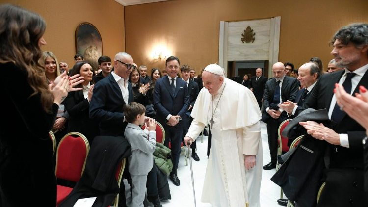 Le Pape François, recevant les artistes du concert de Noël, le samedi 16 décembre 2023. 