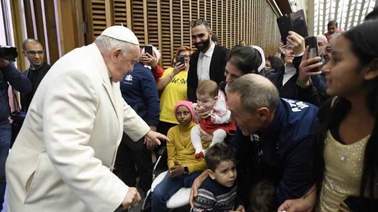 Die Feier zum 87. Geburtstag des Papstes in der Audienzhalle
