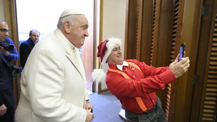 Die Feier zum 87. Geburtstag des Papstes in der Audienzhalle
