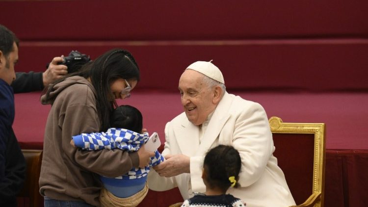 Die Feier zum 87. Geburtstag des Papstes in der Audienzhalle