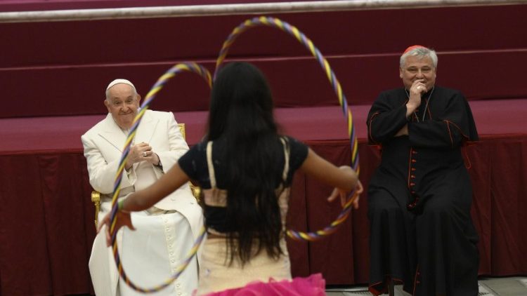Die Feier zum 87. Geburtstag des Papstes in der Audienzhalle