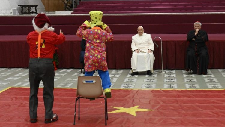 Die Feier zum 87. Geburtstag des Papstes in der Audienzhalle
