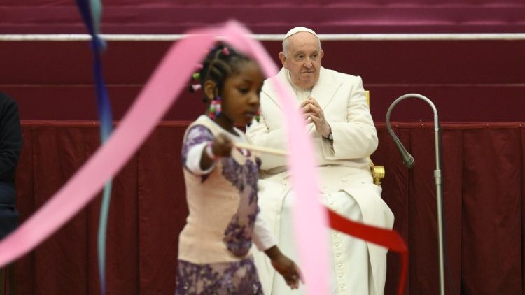Die Feier zum 87. Geburtstag des Papstes in der Audienzhalle
