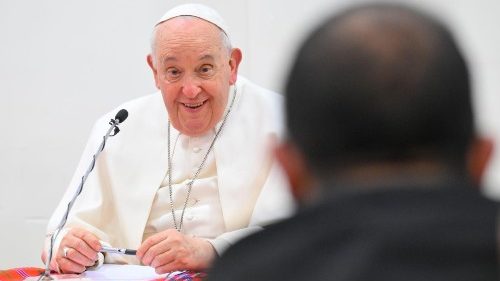 Papst-Besuch in einer römischen Peripherie mit 30 Priestern