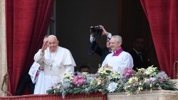 El Santo Padre saluda a la multitud de fieles congregados en la Plaza de San Pedro para la bendición "Urbi et Orbi" de la Navidad de 2023. (Vatican Media)