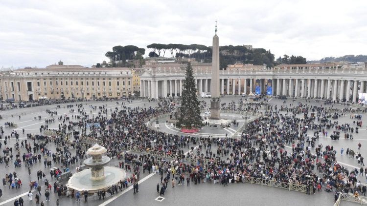 Angelus - Fi&eacute;is na Pra&ccedil;a S&atilde;o Pedro