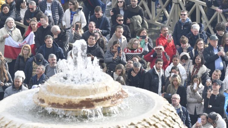 Паломники на площади Святого Петра (31 декабря 2023 г.)